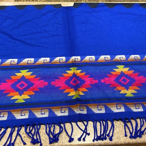 Wool Women’s Wrap or Cape Colorful Aztec Type Design Made in Ecuador One Size - Picture 13 of 16